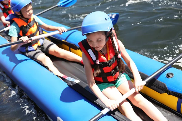 Niños Pequeños Haciendo Kayak Río Campamento Verano — Foto de Stock