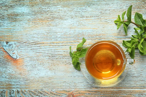 Kubek Gorącą Aromatyczną Miętowej Herbaty Świeżych Liści Drewnianym Stole Widok — Zdjęcie stockowe