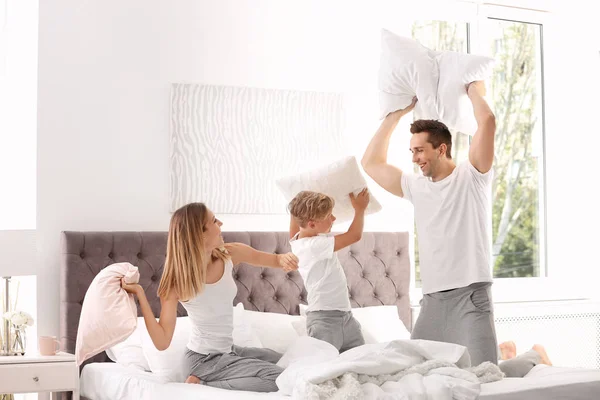 Lycklig Familj Med Kudde Slåss Sängen Hemma — Stockfoto