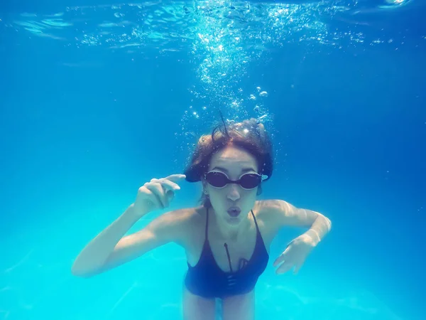Mooie Jonge Vrouw Zwemmen Zwembad Onderwater Weergave — Stockfoto