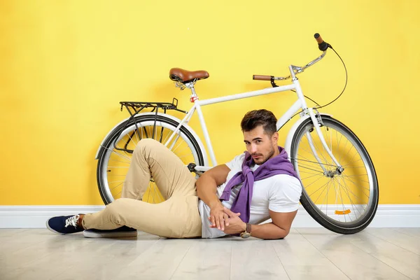Yakışıklı Genç Hipster Adam Bisiklet Sarı Duvarının Yakınında Ile Yatan — Stok fotoğraf