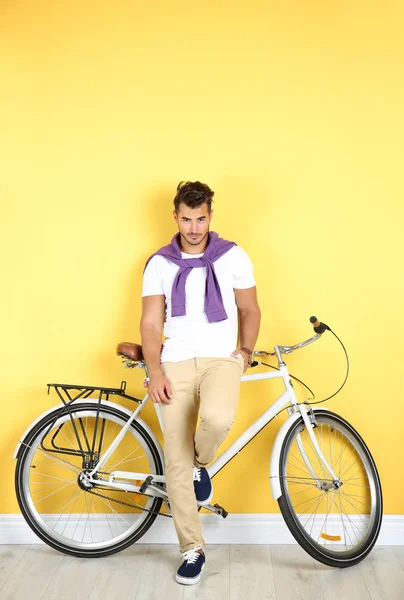 Yakışıklı Genç Hipster Adam Bisiklet Sarı Duvarının Yakınında Ile — Stok fotoğraf
