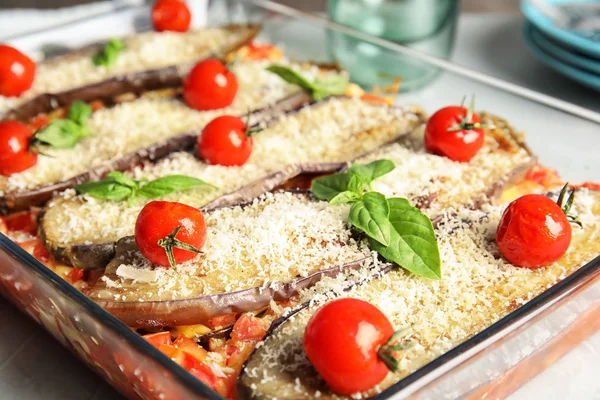 Aubergine Cuite Four Avec Tomates Fromage Basilic Dans Vaisselle Sur — Photo