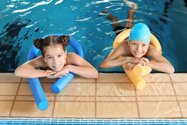 Niños Pequeños Con Fideos Para Nadar Piscina Cubierta — Foto de Stock