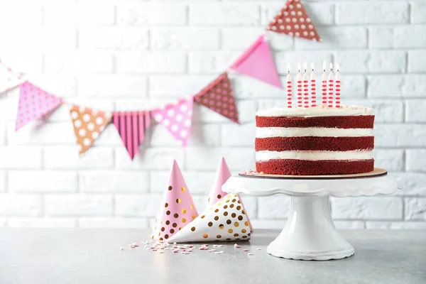 Heerlijke Zelfgemaakte Rood Fluweel Taart Met Kaarsjes Tafel Tegen Muur — Stockfoto