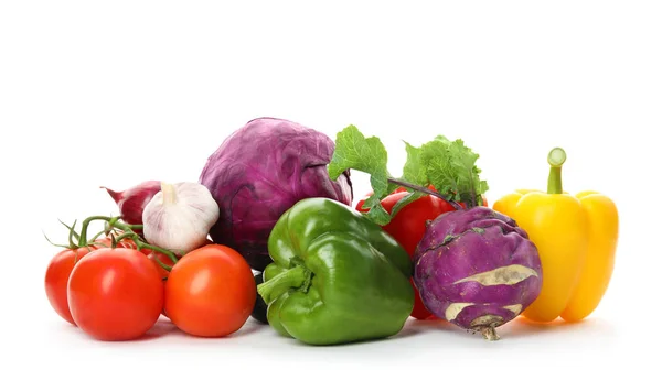 Σωρός Από Νωπά Ώριμα Λαχανικά Άσπρο Φόντο Βιολογικά Τρόφιμα — Φωτογραφία Αρχείου