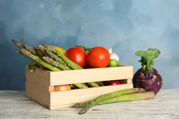 Caixote Madeira Com Legumes Maduros Frescos Mesa Alimentos Biológicos — Fotografia de Stock