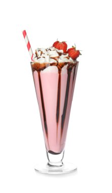 Beyaz zemin üzerine lezzetli milkshake bardak