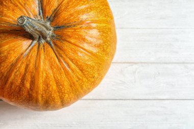 Turuncu kabak ve hafif ahşap arka plan, üstten görünüm üzerinde metin için yer. Sonbahar tatil