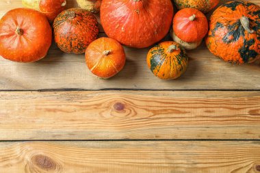 Ahşap arka plan, metin için yer ile düz yatıyordu kompozisyon üzerinde farklı balkabağı. Sonbahar tatil