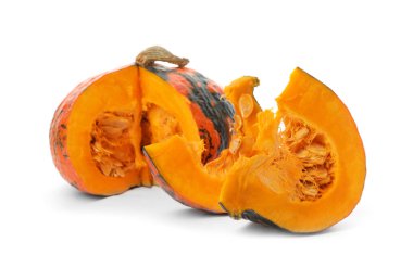 Taze çiğ kabak üzerine beyaz izole dilimlenmiş