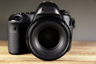 Tablo üzerinde profesyonel fotoğrafçı dijital fotoğraf makinesi