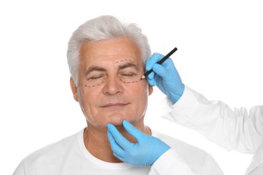 Komuta sizde yüzü daha önce beyaz arka plan üzerinde kozmetik cerrahi işaretleme doktor