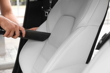Otomatik, portre elektrik süpürgesi kullanan adam. Oto yıkama