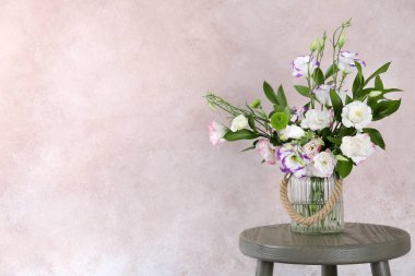 Vazo renk arka plan masaya güzel çiçek buket. Metin için yer