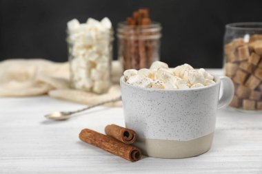 Fincan çikolatalı süt ahşap masa üzerinde marshmallow ile