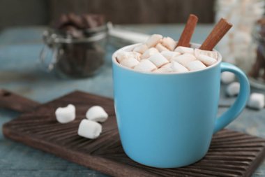 Fincan çikolatalı süt ahşap masa üzerinde marshmallow ile