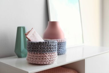 Beyaz duvar yakınındaki güzel iç elemanları ile kabine