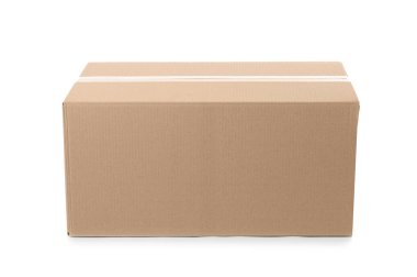 Beyaz zemin üzerine karton kutu. Mockup tasarım için
