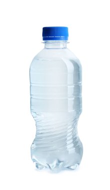 Beyaz zemin üzerinde su olan plastik şişe.