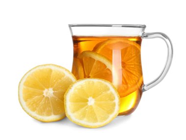 Beyaz arka planda limonlu çay.