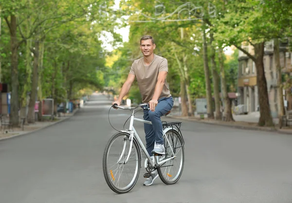 Красивий Чоловік Катається Велосипеді Відкритому Повітрі Літній День — стокове фото