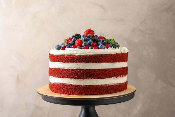 Stand Com Delicioso Bolo Veludo Vermelho Caseiro Fundo Cor — Fotografia de Stock