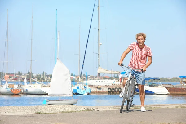 Красивий Чоловік Велосипедом Пірсі Сонячний День — стокове фото
