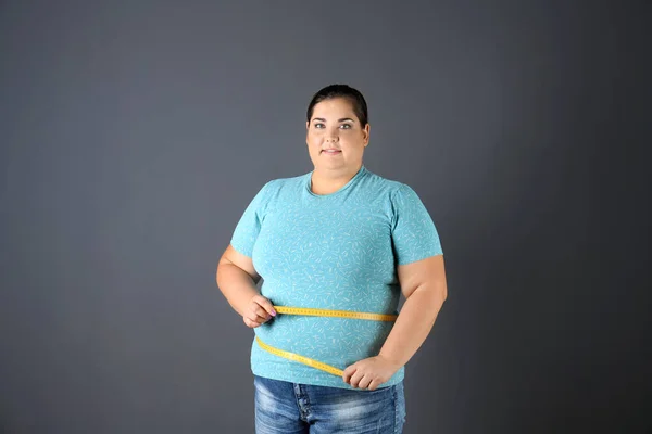 Overgewicht Vrouw Met Het Meetlint Grijze Achtergrond — Stockfoto