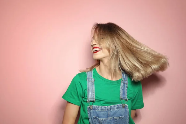 Hermosa Mujer Joven Con Cabello Largo Rubio Saludable Sobre Fondo —  Fotos de Stock