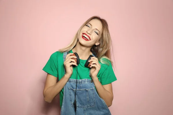 Vacker Ung Kvinna Med Friska Långa Blonda Hår Och Hörlurar — Stockfoto