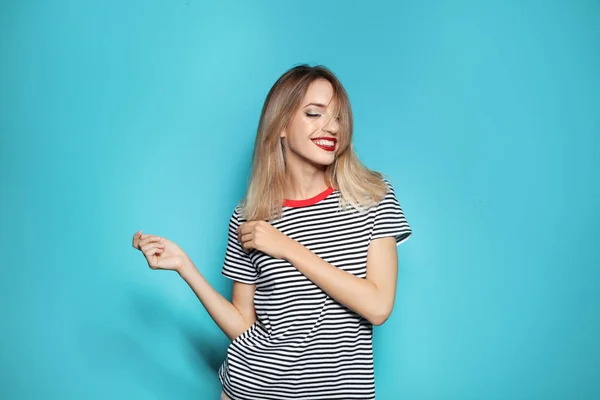 Hermosa Mujer Joven Con Cabello Largo Rubio Saludable Sobre Fondo — Foto de Stock