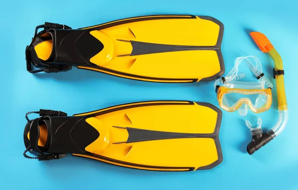 双黄色鳍和潜水面具的颜色背景 顶部视图 — 图库照片
