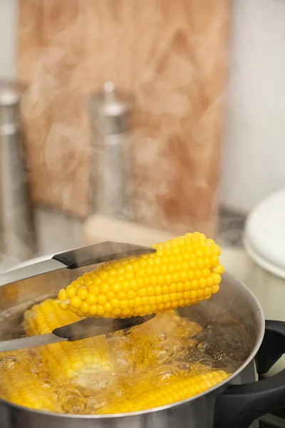 Maiskolben Aus Dem Kochtopf Mit Kochendem Wasser Nehmen Nahaufnahme Raum — Stockfoto