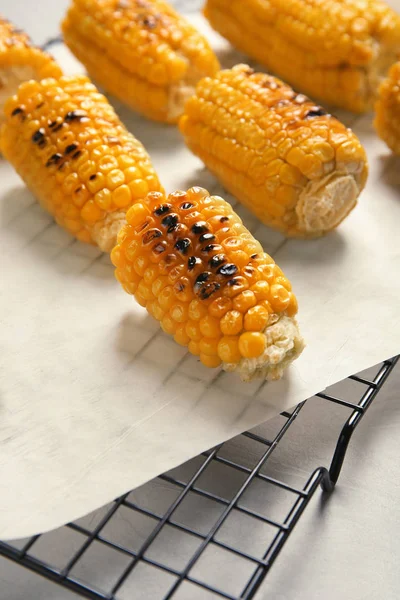 Cooling Rack Grilled Corn Cobs Light Background — Stock Photo, Image