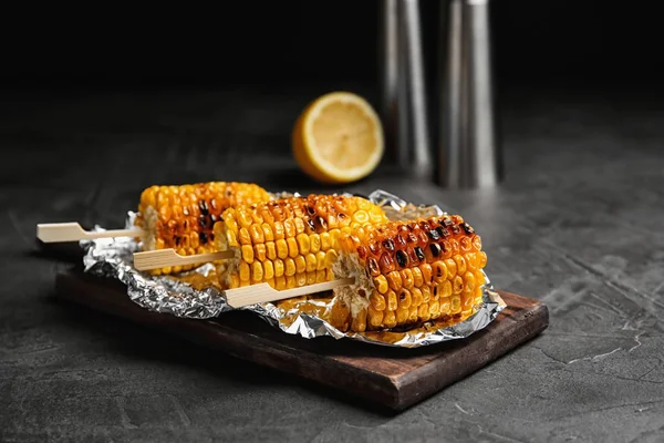 Delicious Grilled Corn Cobs Gray Table — Stock Photo, Image