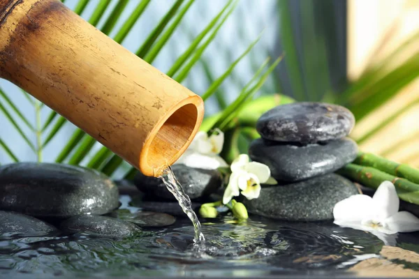 Traditioneller Bambusbrunnen Mit Wellnesssteinen Und Blumen Nahaufnahme Raum Für Text — Stockfoto