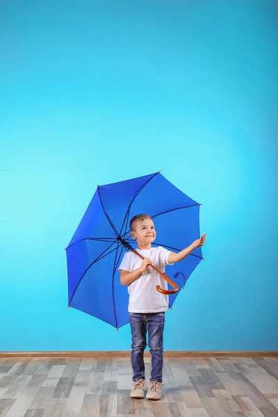 Маленький Хлопчик Блакитною Парасолькою Біля Кольорової Стіни Простір Тексту — стокове фото