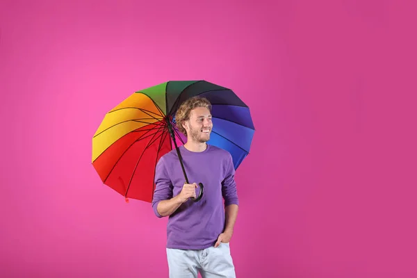 Человек Радужным Зонтиком Цветном Фоне — стоковое фото