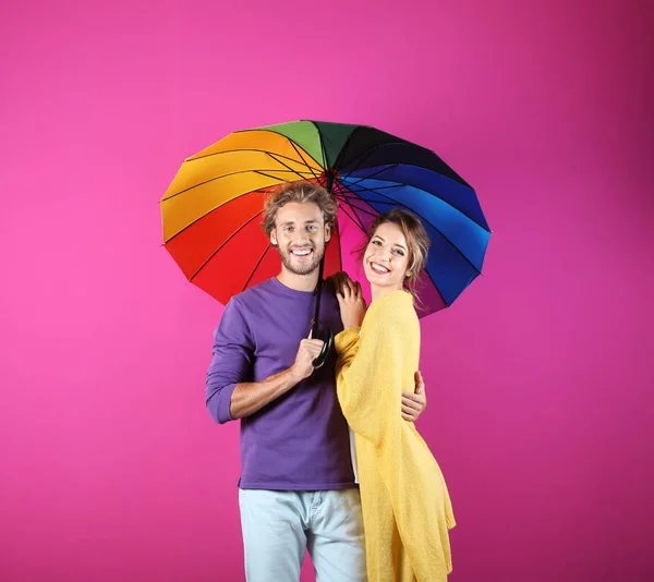 Couple Avec Parapluie Arc Ciel Sur Fond Couleur — Photo