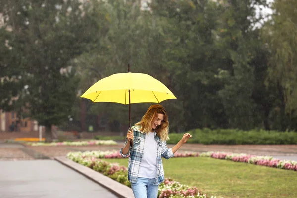 Szczęśliwa Młoda Kobieta Parasol Deszczu Parku — Zdjęcie stockowe