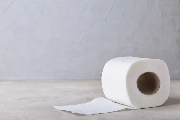 Rol Toiletpapier Grijze Tafel Ruimte Voor Tekst — Stockfoto