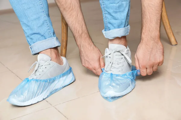 Hombre Poniéndose Las Cubiertas Zapatos Azules Primer Plano —  Fotos de Stock