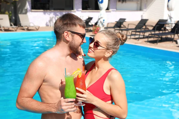 Junges Paar Mit Erfrischenden Cocktails Der Nähe Von Schwimmbad Resort — Stockfoto