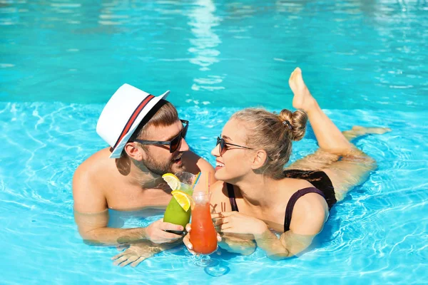 Junges Paar Mit Erfrischenden Cocktails Schwimmbad Des Resorts — Stockfoto