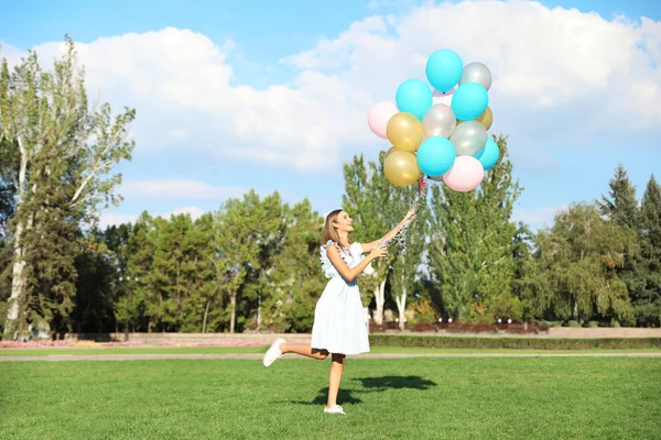 Hermosa Adolescente Sosteniendo Globos Colores Parque — Foto de Stock