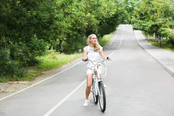Красивая Женщина Повседневной Одежде Велосипедом Открытом Воздухе — стоковое фото