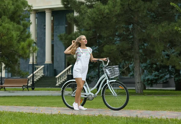 Женщина Повседневном Наряде Велосипедом Городской Улице — стоковое фото