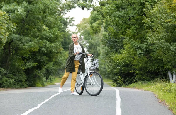 야외에서 자전거와 캐주얼 복장에 — 스톡 사진