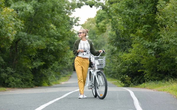 야외에서 자전거와 캐주얼 복장에 — 스톡 사진